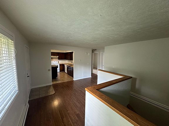 large entry nook (fits a desk)