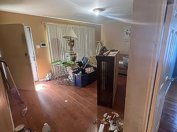 2nd image of 5952 Hancock Ave