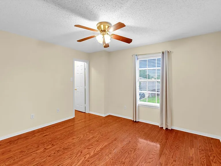 2023 Lairds Dr — Photo 33