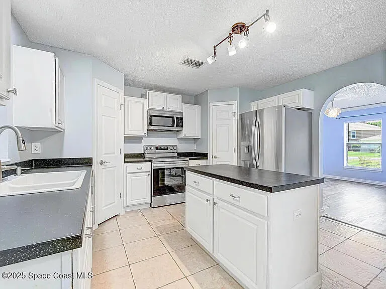 Building Photo - 2240 Spring Creek Cir NE