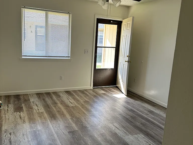 905 SE G St #A — Photo 3