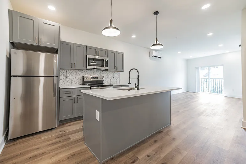 1 bed, 1.0 bath, 694 sqft, $1,950 — Photo 3