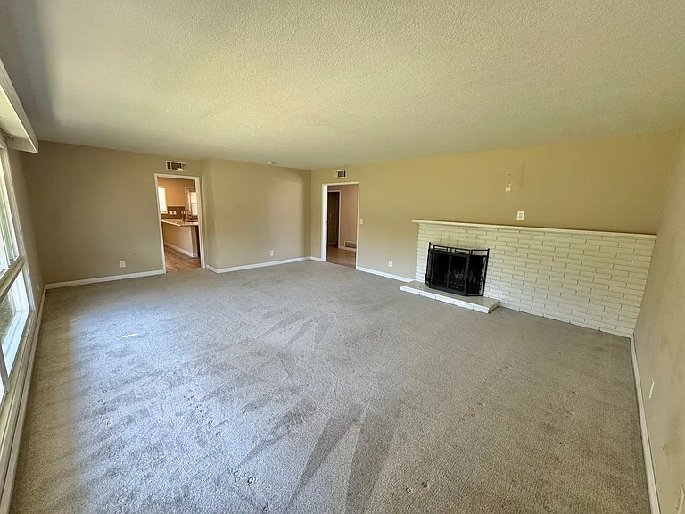 1209 N Riedel Ave — Photo 5