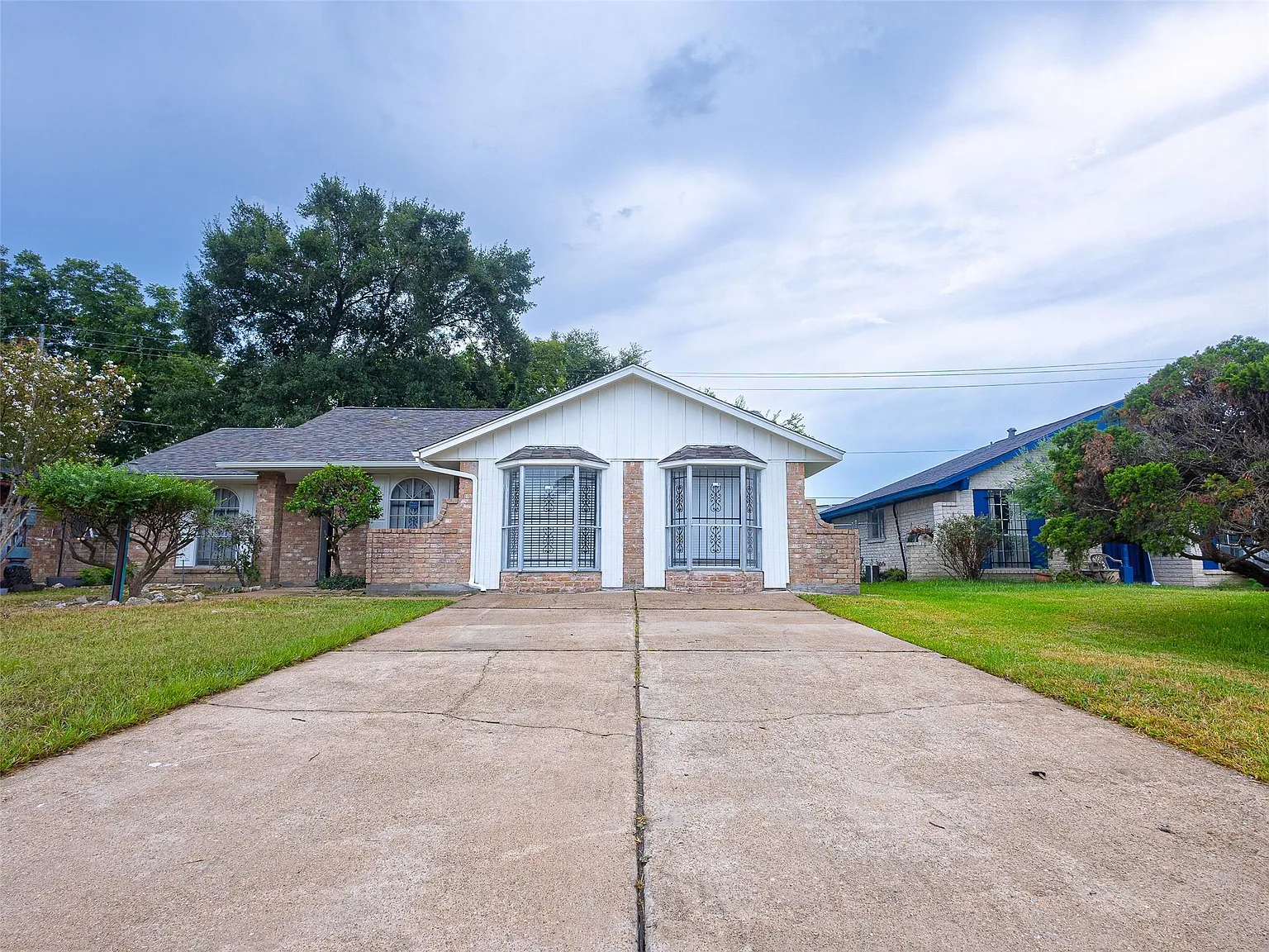 4 bed, 2.0 bath, 1952 sqft, $2,400 — Photo 2