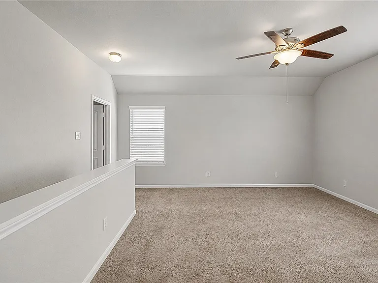982 Crossing Dr — Photo 16