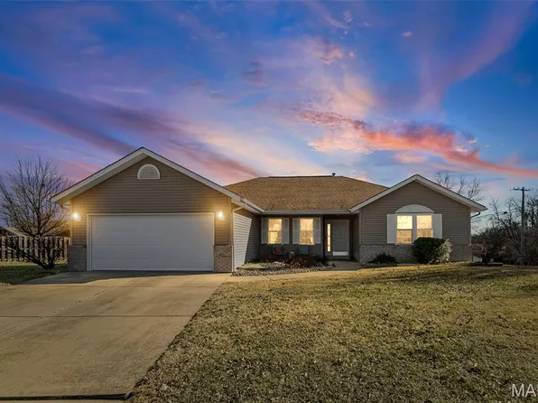 141 Fairway Dr, Maryville, IL 62062