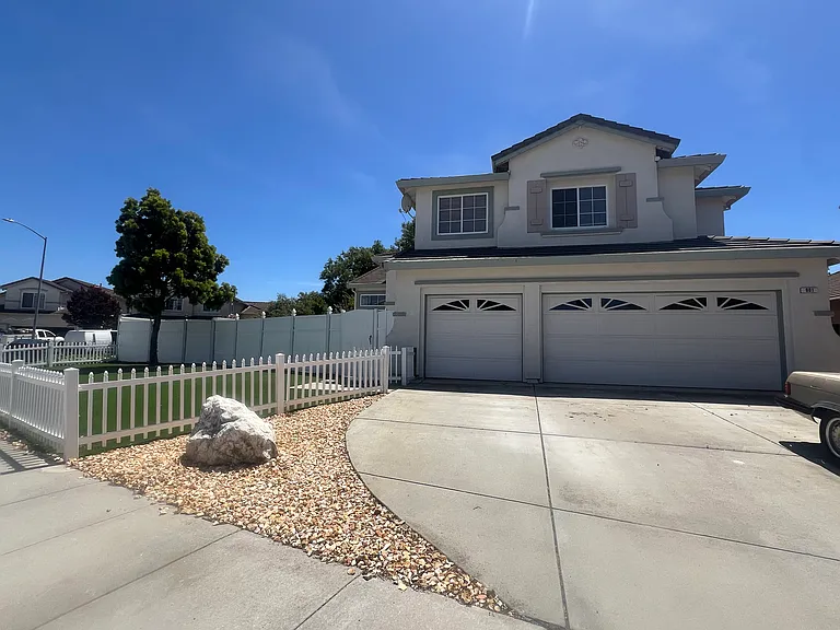 901 Hillock Ct — Photo 1