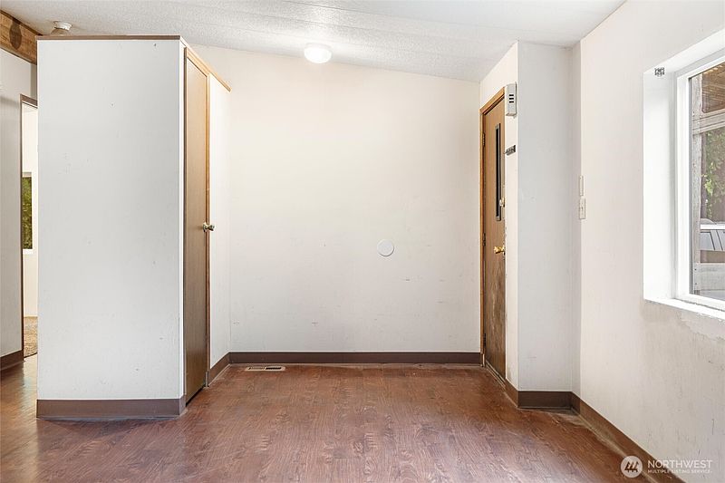 5th image of 4029 Trenton Avenue NE