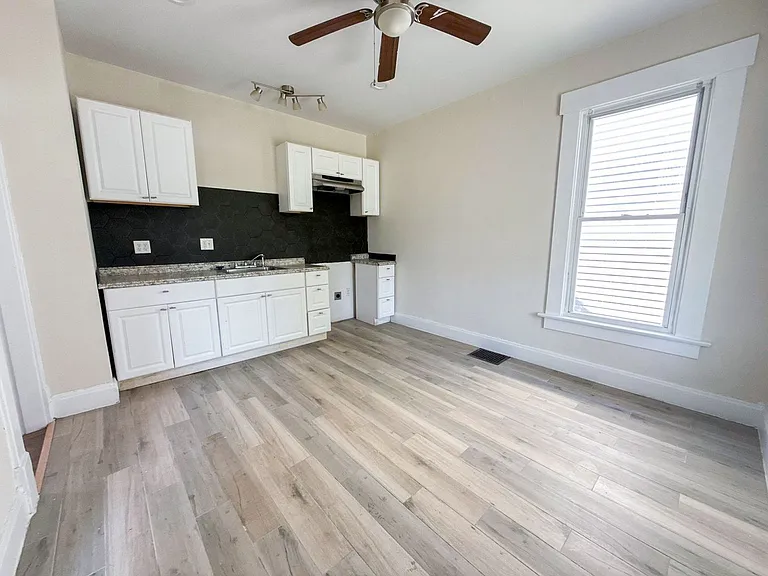 1174 Walters St — Photo 4