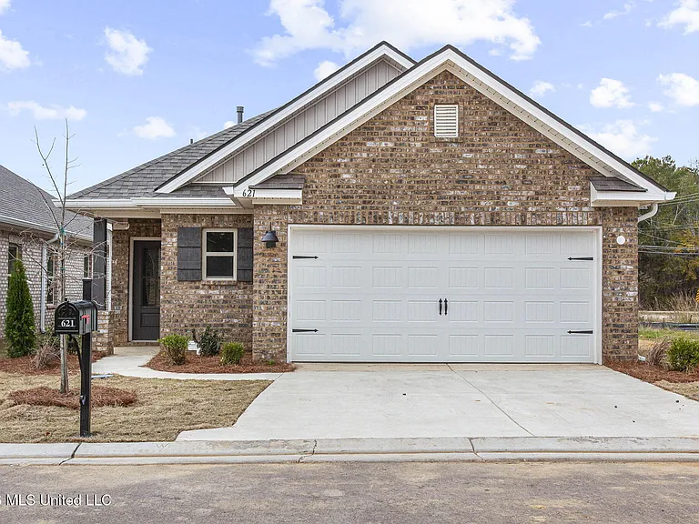 621 Stillwater Cv — Photo 2