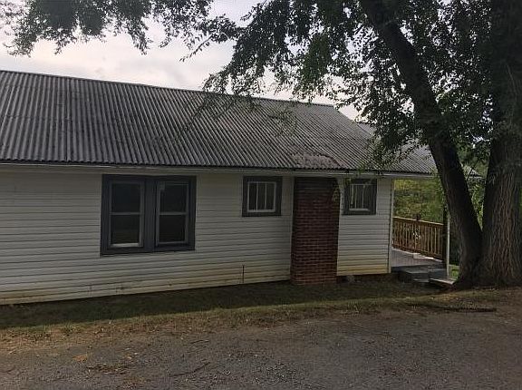 3rd image of 372 Lynn Ave
