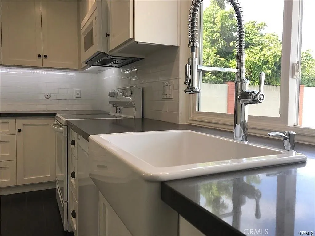 5 bed, 2328 sqft, $6,495 — Photo 3
