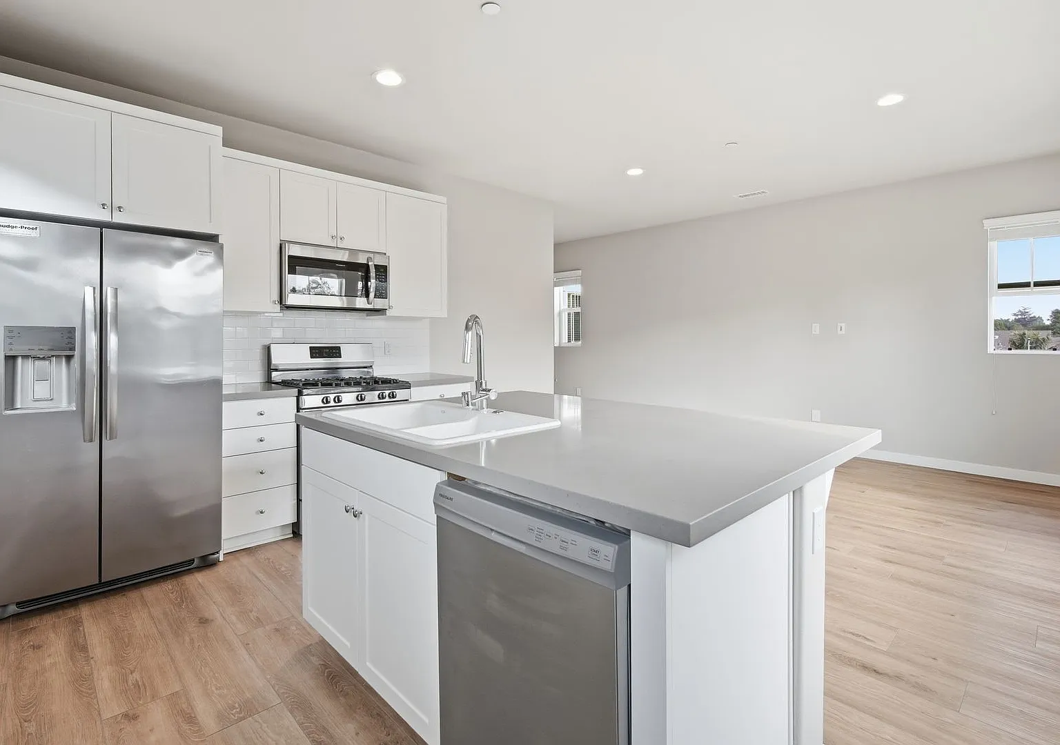 Magnolia Lane — Photo 1