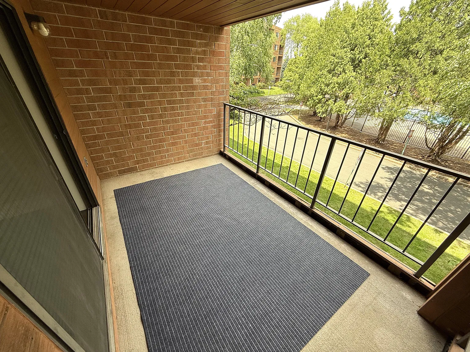 Newly Renovated 1 Bed + Office/Den, 2 Bath in St. Louis Park — Photo 4