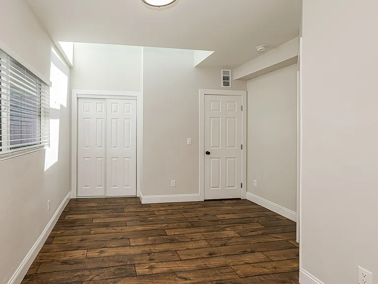 10-photo-Main-Bedroom