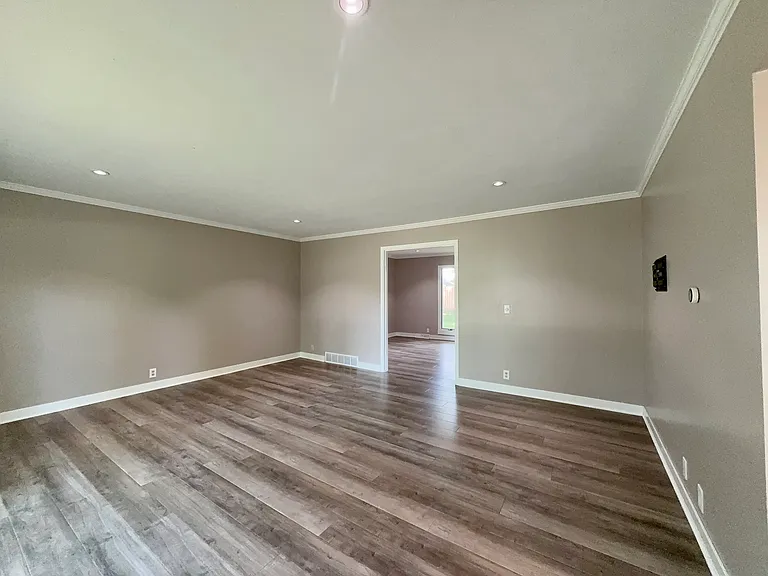 9325 Pauline St — Photo 9