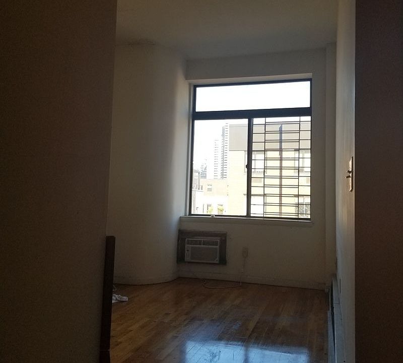 2nd image of 449 W 44th St APT 4N