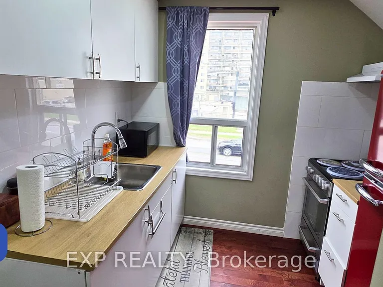 1562 Jane St — Photo 15