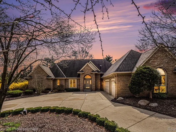 5800 Crystal Creek Ln, Washington, MI 48094