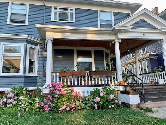 Front of home w/ large porch