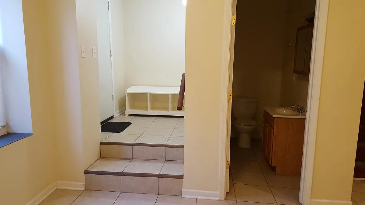 940 W 32nd Place — Photo 3