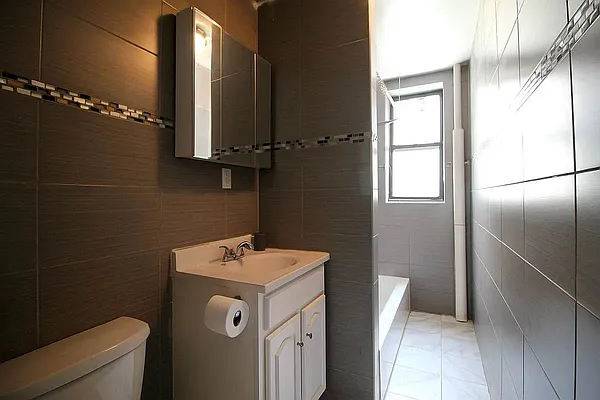 Bathroom, photo 1
