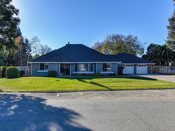 4th image of 526 Saddleback Dr