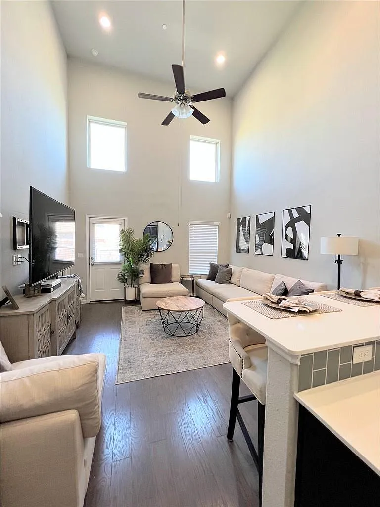 3 bed, 2.5 bath, 1862 sqft, $2,150 — Photo 3