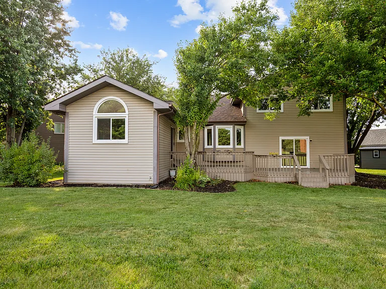 615 Chester Ct E — Photo 33
