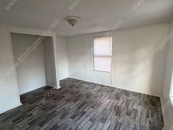 3rd image of 18 Yellowstone Dr