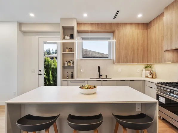 1132 Madore Ave #102, Coquitlam, BC V3K 3B9