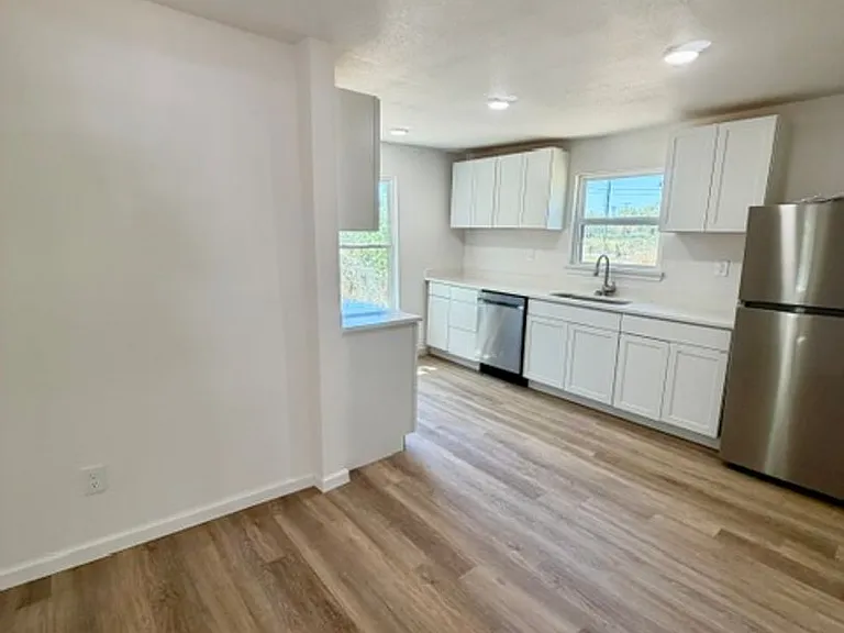 924 Hubert St — Photo 3