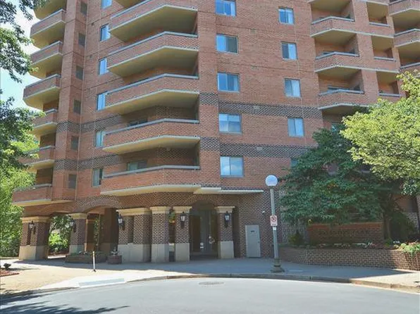 1050 N Stuart St APT 800, Arlington, VA 22201