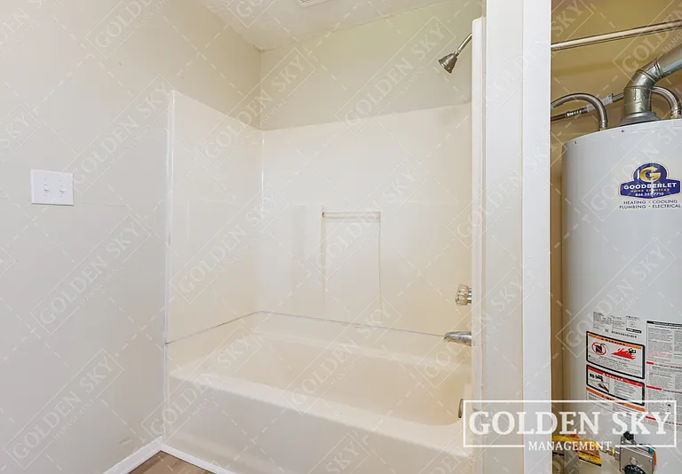 119 E 1st St — Photo 8