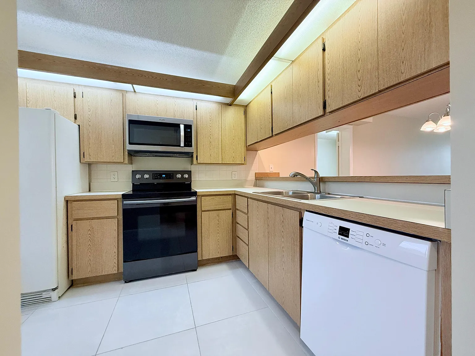 2 bed, 2.0 bath, 1442 sqft, $1,900 — Photo 2