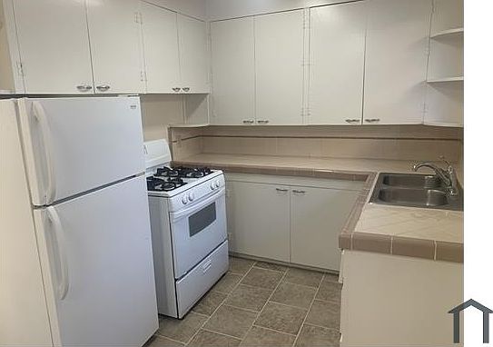 3rd image of 3001 Dyer St APT 4