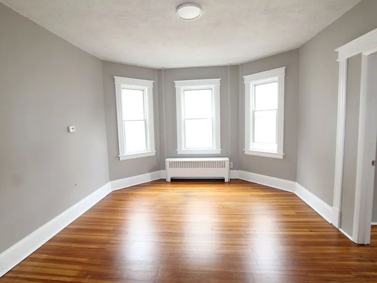 64 James St — Photo 3