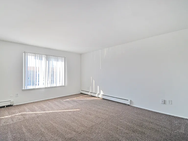 Huntington Club Apartments — Photo 8