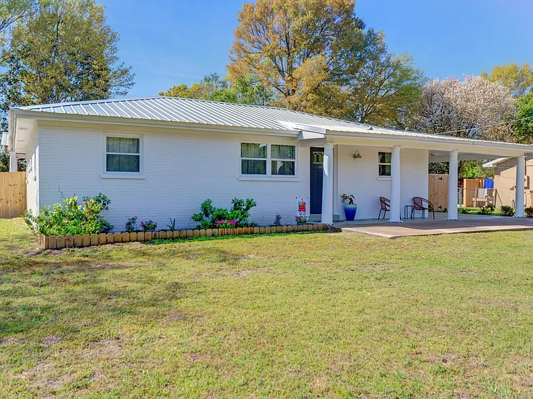 3241 Maplewood Dr — Photo 4