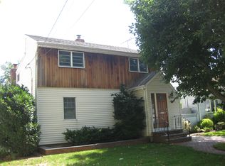 16 Emmett St, New Hyde Park, NY 11040