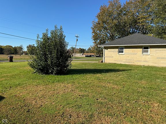 4th image of 702 Moore St