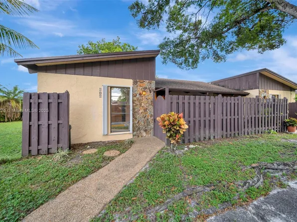 616 Briarwood Cir, Hollywood, FL 33024