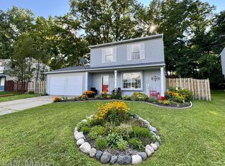 1024 Parkway Dr, Waterford, MI 48328