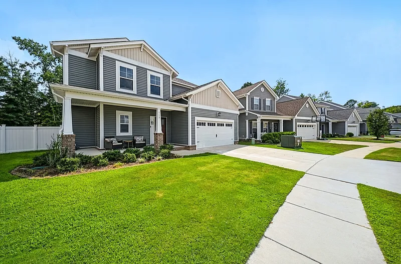 3 bed, 2.5 bath, 2694 sqft, $3,000 — Photo 1