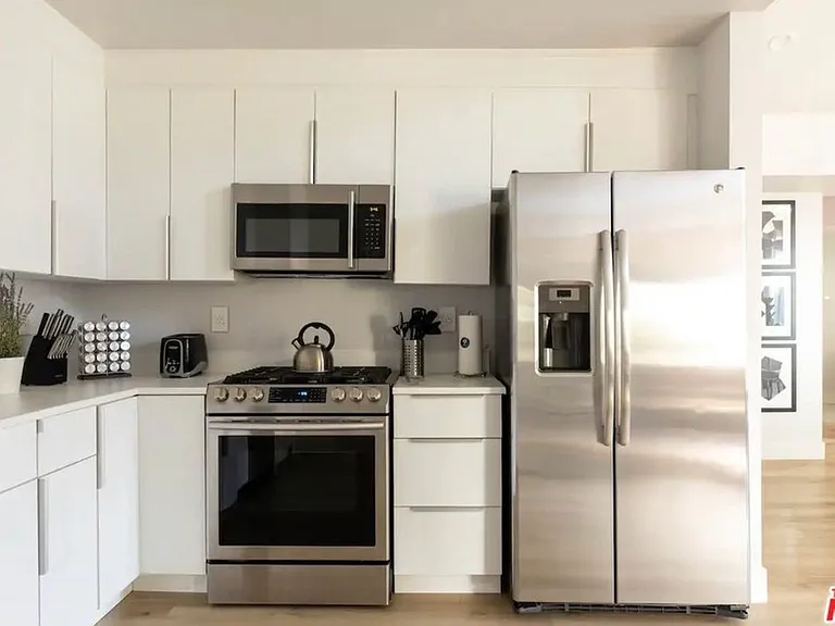 928 E 66th St #1 — Photo 11