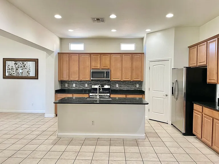 638 E Charlevoix Ave — Photo 3