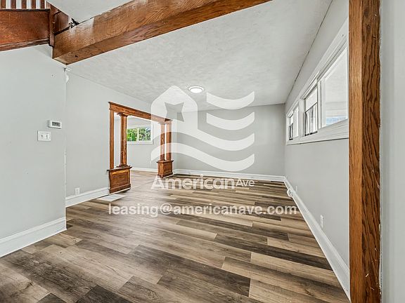 1067930_002_living_room_2.jpg