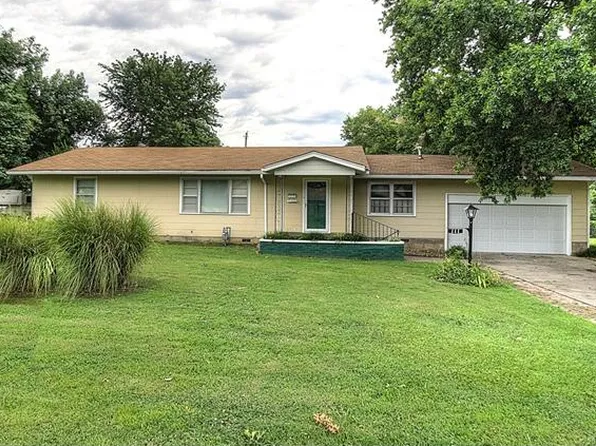 111 13th Pl, Claremore, OK 74017