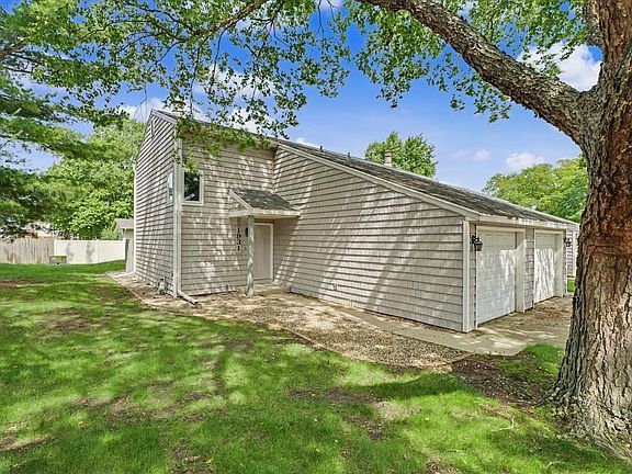 2nd image of 1931 Blackthorn Dr #1931