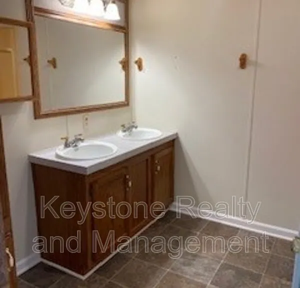 230 Alabama Ave — Photo 6
